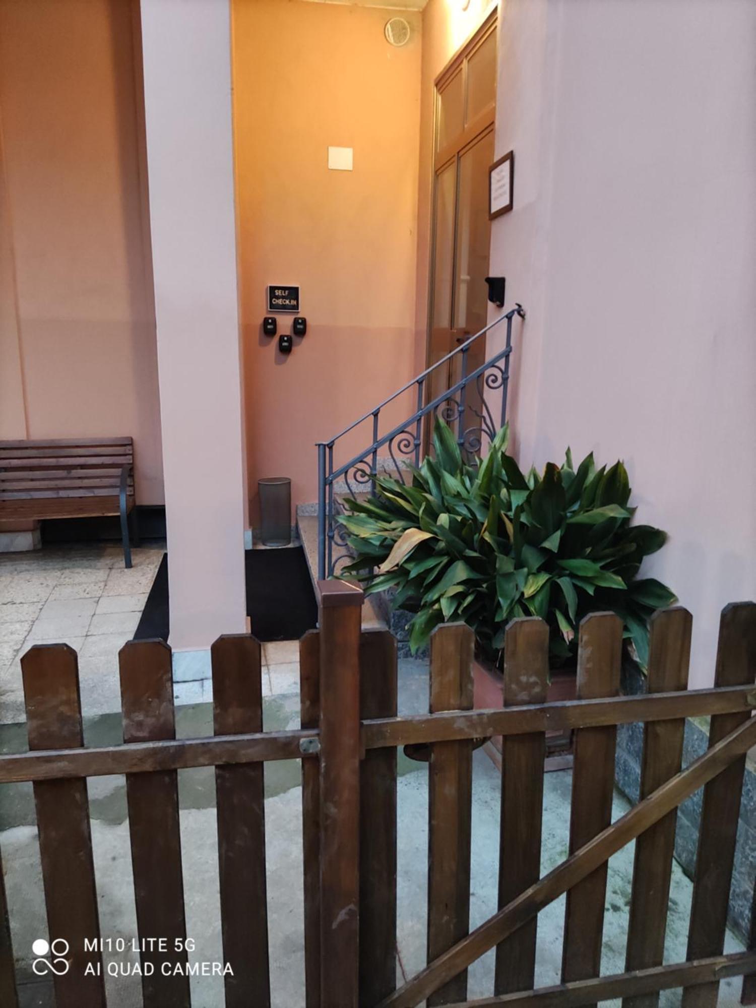 Hostal D'Annunzio House Чезано-Босконе Экстерьер фото